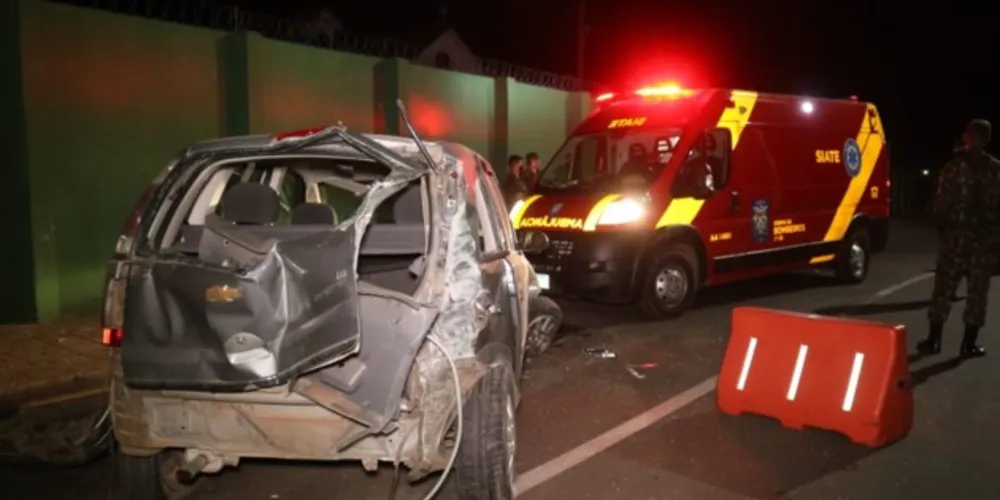 Imagem ilustrativa da imagem Motorista bêbado destrói carro em muro do 13º BIB