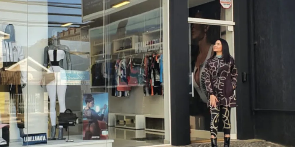 START LABELLAMAFIA - A empresária Aline Thomaz receberá familiares, amigos e clientes no próximo sábado (7), das 10 às 17 horas para a inauguração da loja Start Labellamafia, uma loja exclusiva da marca, trazendo novidades e mais conforto para sua fiel clientela. A loja fica na Rua Cel. Bittencourt, 121. Comentaremos. 