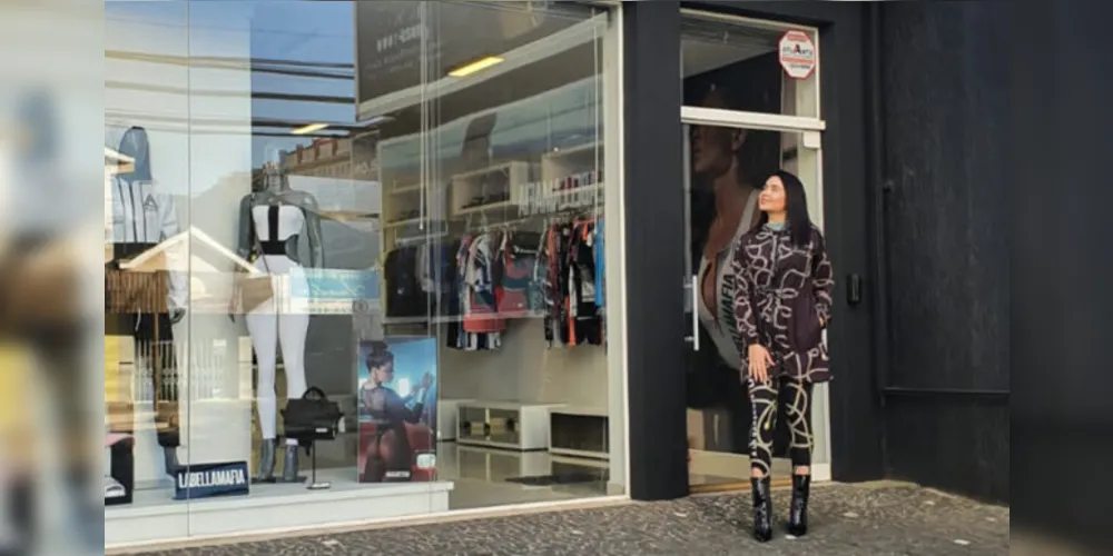 START LABELLAMAFIA - A empresária Aline Thomaz receberá familiares, amigos e clientes no próximo sábado (7), das 10 às 17 horas para a inauguração da loja Start Labellamafia, uma loja exclusiva da marca, trazendo novidades e mais conforto para sua fiel clientela. A loja fica na Rua Cel. Bittencourt, 121. Comentaremos. 