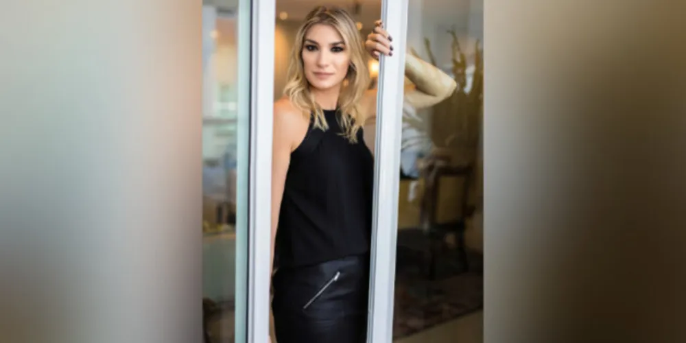 BRINDE À VIDA - A competente profissional de eventos Andrezza Boratto Uliana celebra no próximo domingo (18), 
a passagem de seu aniversário. Vale ressaltar que Andrezza com seu espírito arrojado e inovador vem sempre encantando com suas criações, 
transformando sonhos em realidade. Da coluna RC os votos de saúde e sucesso!