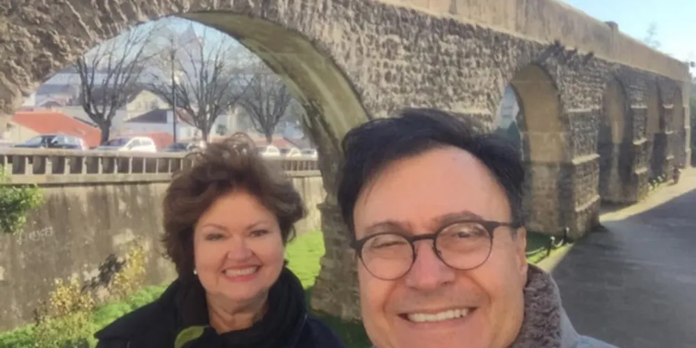 FELICITAÇÕES  - O engenheiro civil Carlos Mendes Fontes Neto celebra a passagem de seu aniversário nesta quarta - feira (14). No registro especial Carlos ao lado de sua esposa Luisa Cristina dos S. Fontes. Da coluna RC os votos de felicidades e prosperidade.