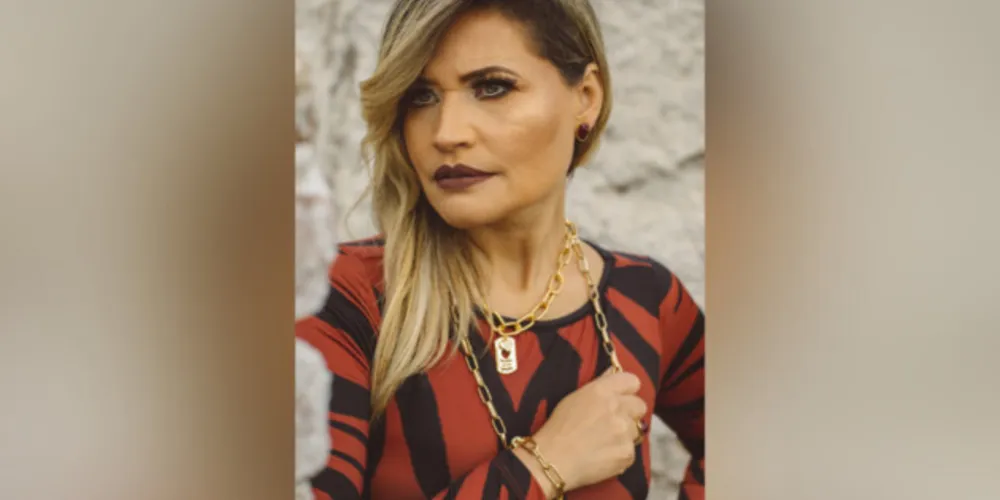 BELA – Elisangela Januário abrilhanta a coluna RC desta sexta-feira com sua beleza e elegância. Elisangela é destacada em nossa cidade por sua competência e determinação e principalmente por sempre participar das principais iniciativas sociais de nossa cidade.