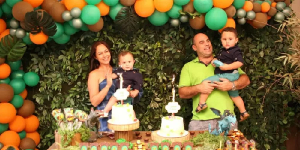  NIVER - A conceituada advogada Fernanda Rodrigues Vargas será muito cumprimentada pela passagem de seu aniversário na próxima quarta - feira (04). Fernanda atua na área trabalhista empresarial, fazendo parte da equipe do renomado escritório Justus Advogados Associados. No registro, Fernanda e seu marido Felippe Vargas e seus filhos Lucca e Theo. Da coluna RC os votos de felicidades infinitas.