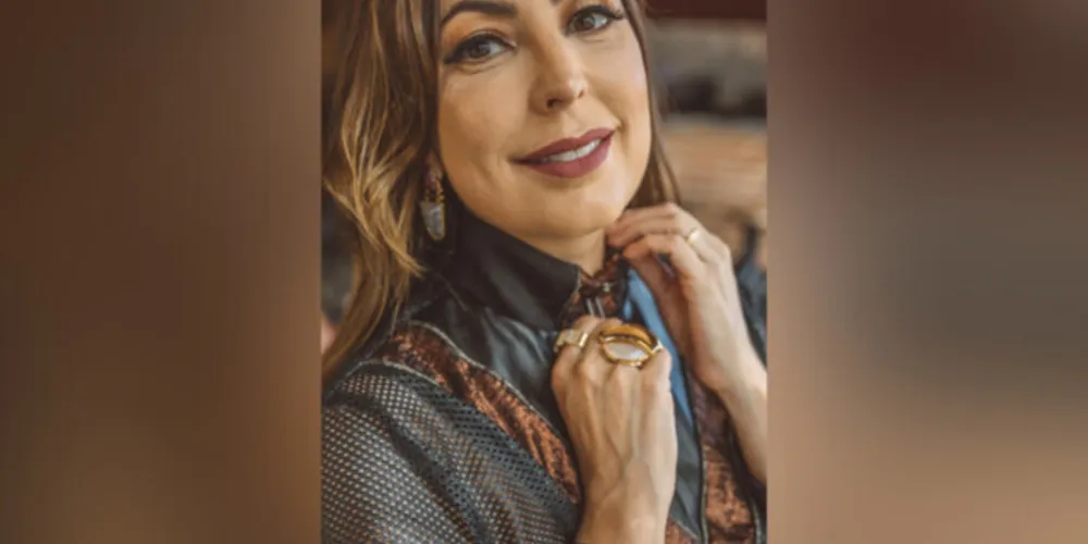 NOVO CICLO - A farmacêutica e bioquímica Juliana Ribeiro celebra nesta quarta - feira (11) a chegada de seu aniversário. Juliana que é destaque em sua área de atuação, sempre trazendo novidades para seus clientes e amigos, tornando a Eficácia Brasil Farmácia de Manipulação, referência em qualidade e bom atendimento em nossa região. 