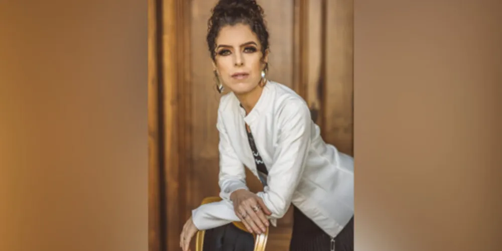 DESTAQUE - A escritora, ex-presidente da Academia de Letras dos Campos Gerais Renata Regis Florisbelo foi premiada no 1º Concurso Literário da Academia Tombiense de Letras e Artes (ATLAS), nas categorias crônica e conto, recebeu a Comenda Ordem do Mérito Tobias Barreto de Menezes, além da participação na 1ª Antologia da entidade. Renata é um dos nomes mais atuantes na literatura local, enaltecendo o nome da nossa cidade com suas produções literárias a nível nacional. 