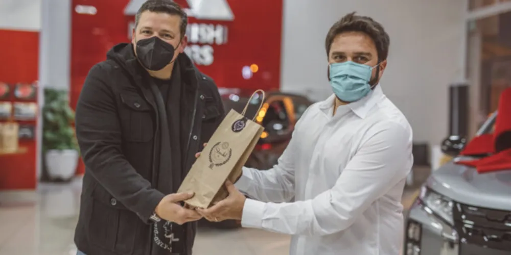 Rodrigo Laureano sócio da Steudel Cervejas Especiais e Junior Migliorini, participante da ação.