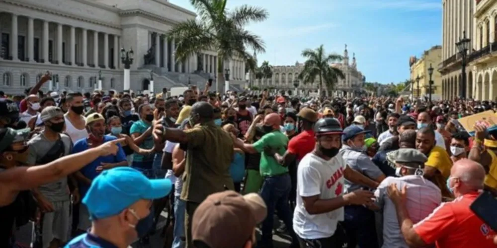 Por meio das redes sociais, dezenas de cubanos transmitiram ao vivo as manifestações