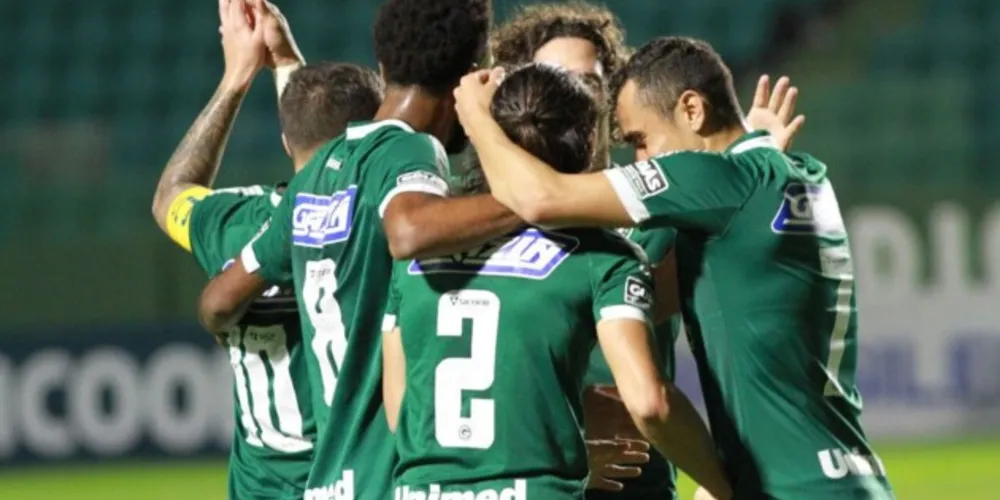 O Goiás derrotou o Guarani por 2 a 1, no início da noite desta sexta-feira (13) no Estádio da Serrinha