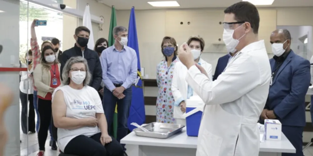 A estimativa é que 10.900 recebam a primeira dose contra a Covid-19