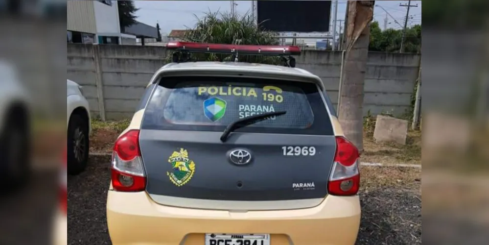 Condutor pulou do veículo em movimento e foi alvejado com dois tiros