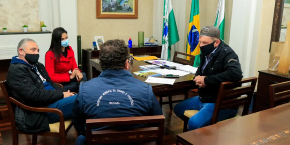 Diretoria da entidade esteve reunida com o prefeito Arthur Butina nesta segunda-feira (28)