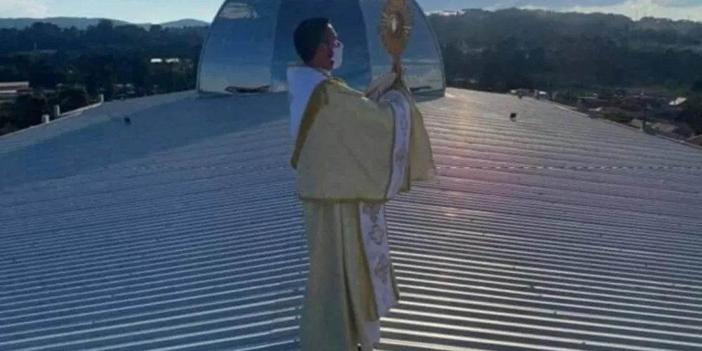 Após realizar as celebrações de Corpus Christi, o líder religioso subiu a uma altura de 12 metros, chegando na cúpula da nova matriz