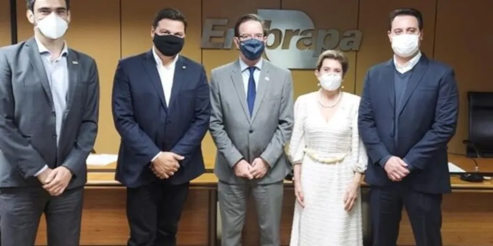Prefeita está reunida com o presidente da Embrapa, Celso Moretti