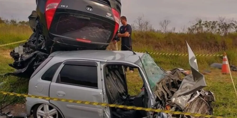 Condutora de um automóvel I30 tentou desviar de um cão que estava na rodovia e colidiu contra de frente com um Corsa
