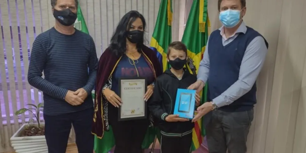 Prefeito Celso Kubaski (Cidadania) e o vice Zaqueu Bobato (Podemos) participaram da premiação referente ao 1º Varal de Poesia