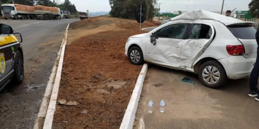 Colisão ocorreu na manhã deste domingo (6), na região dos Campos Gerais