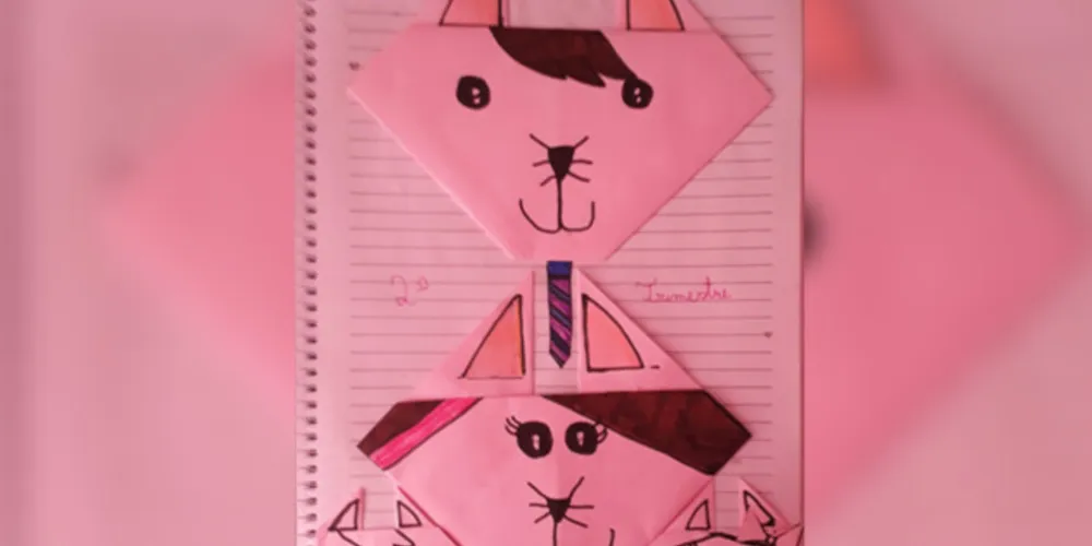 Dobraduras foram coladas no caderno para abrir o segundo trimestre 