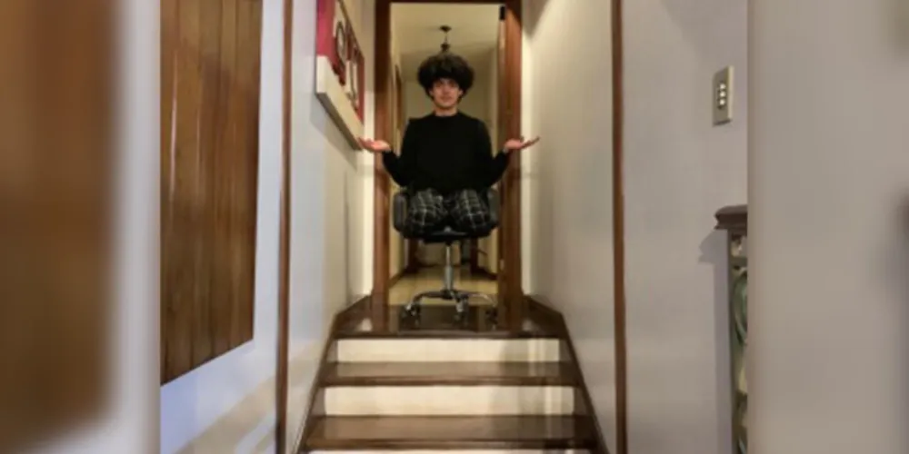 O aluno Pedro Henrique de Freitas demonstra a dificuldade de locomoção dentro da própria casa