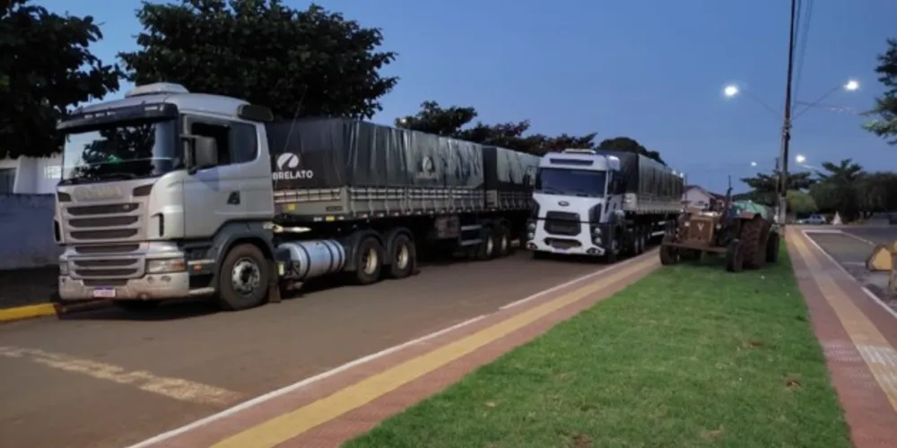 Material era transportado em duas carretas