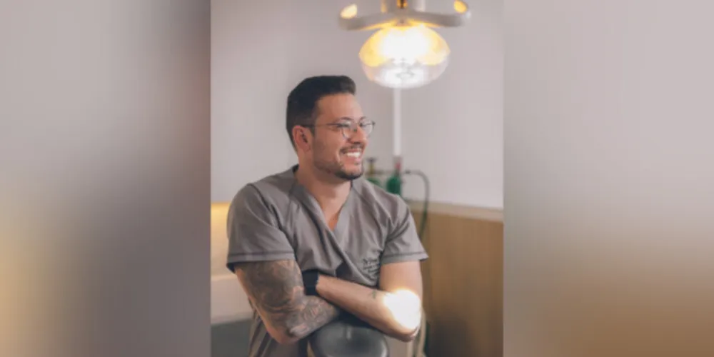 Dr. Bruno Henrique de Oliveira é Cirurgião Dentista graduado pela Universidade Federal de Santa Catarina, especialista em Cirurgia e Traumatologia Bucomaxilofacial