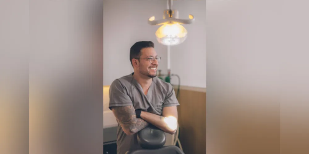 Dr. Bruno Henrique de Oliveira é Cirurgião Dentista graduado pela Universidade Federal de Santa Catarina, especialista em Cirurgia e Traumatologia Bucomaxilofacial