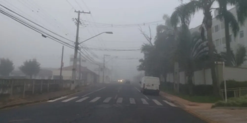 Imagem ilustrativa da imagem Dia amanhece 'cinzento' e sob forte neblina em PG