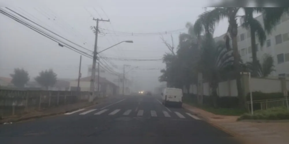 Imagem ilustrativa da imagem Dia amanhece 'cinzento' e sob forte neblina em PG