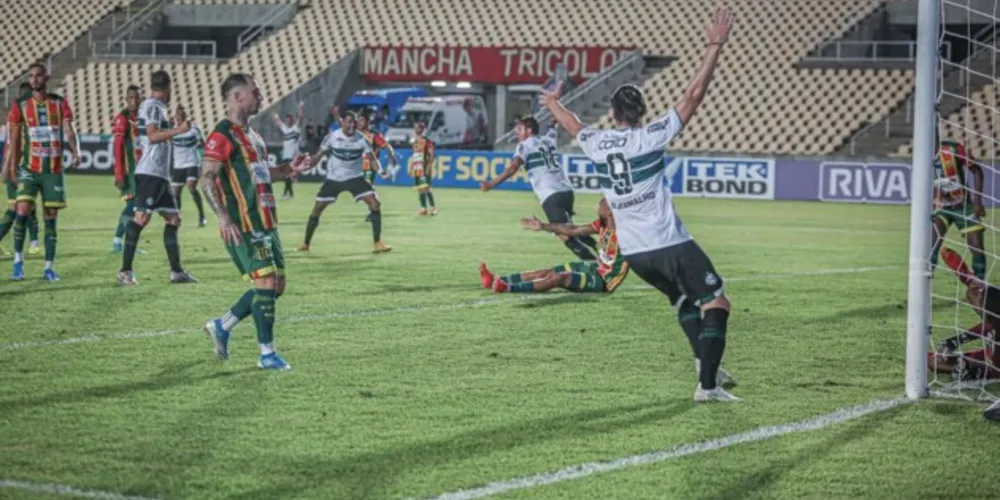 Imagem ilustrativa da imagem Coritiba e Guarani vencem e 'colam' no líder da Série B