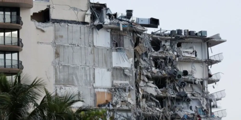 O desabamento ocorreu na madrugada de ontem, deixando pelo menos uma pessoa morta e quase 100 desaparecidas