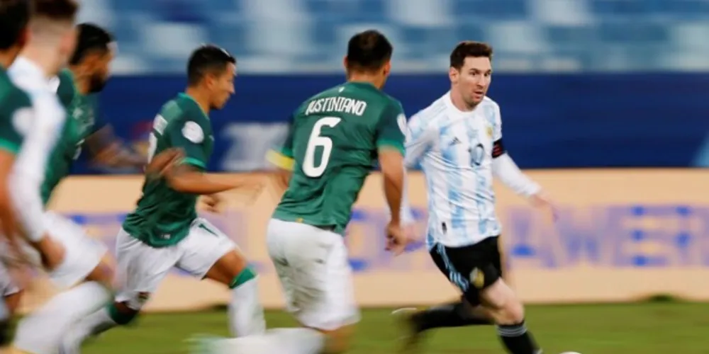 Com show de Messi, Argentina goleou a Bolívia; Uruguai venceu o Paraguai com gol de Cavani