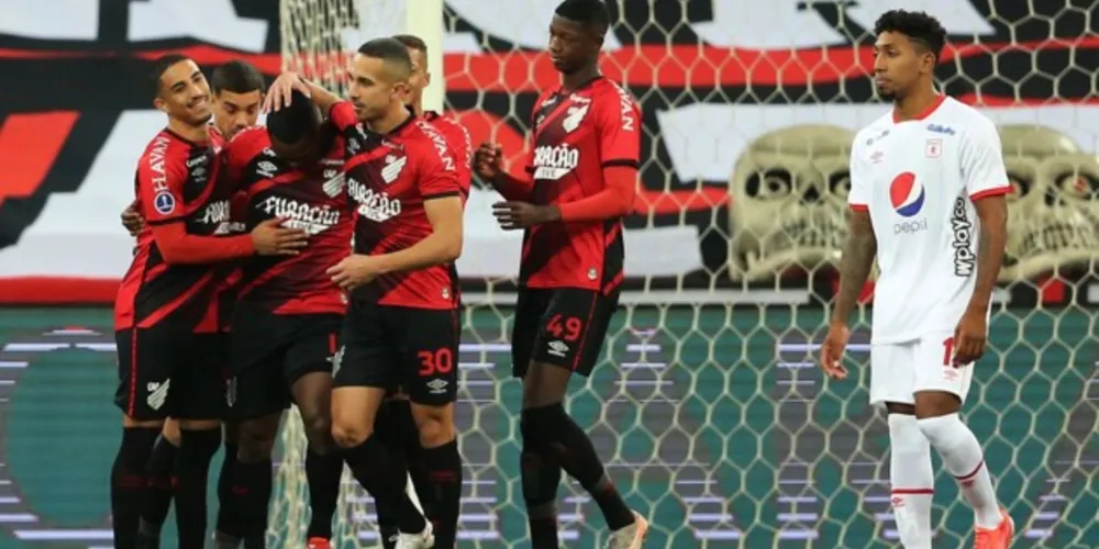 Athletico Paranaense goleou o América de Cali; Grêmio perdeu para a LDU do Equador