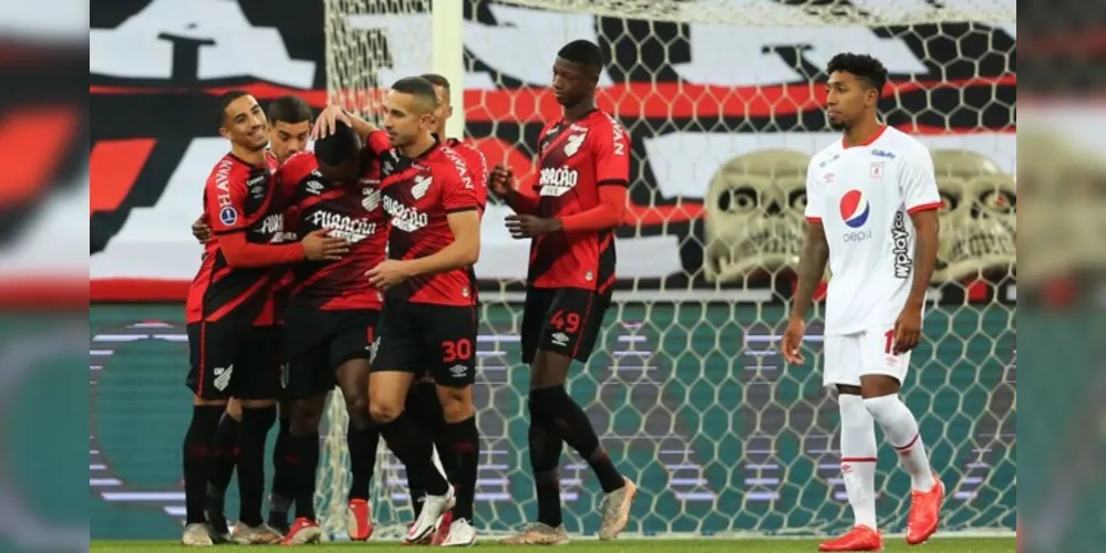Athletico Paranaense goleou o América de Cali; Grêmio perdeu para a LDU do Equador