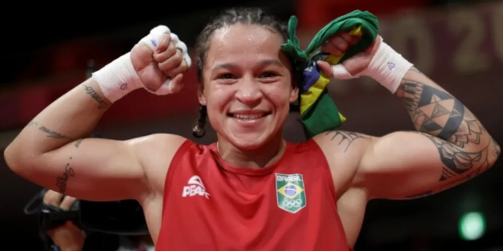 Bia Ferreira comemora vitória na semifinal olímpica no boxe