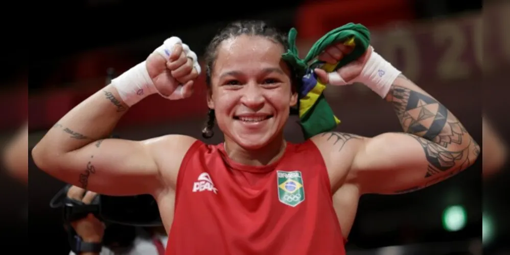Bia Ferreira comemora vitória na semifinal olímpica no boxe