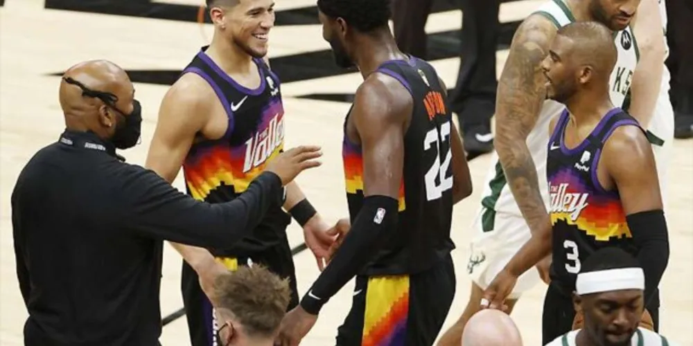Imagem ilustrativa da imagem Chris Paul brilha e Suns vence Bucks na abertura das finais