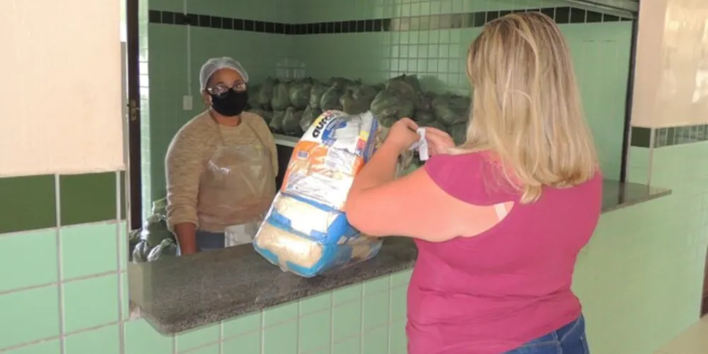 Projeto 'Merenda Solidária' entrega os kits mensalmente