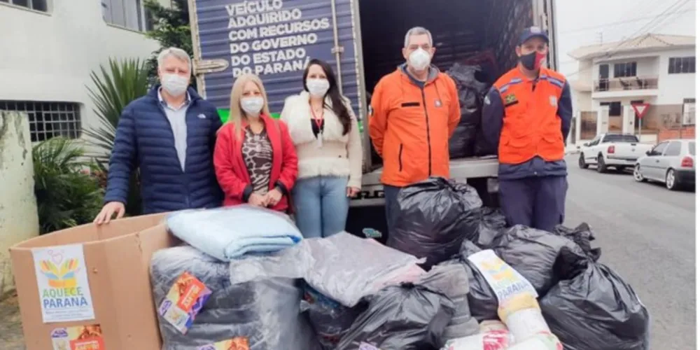 Roupas, calçados e cobertores foram enviados pela Defesa Civil