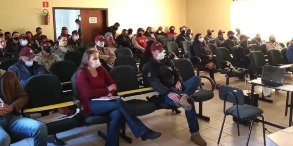 Evento foram organizado com apoio da prefeitura, que pretende qualificar e incentivar a produção a partir do bicho da seda