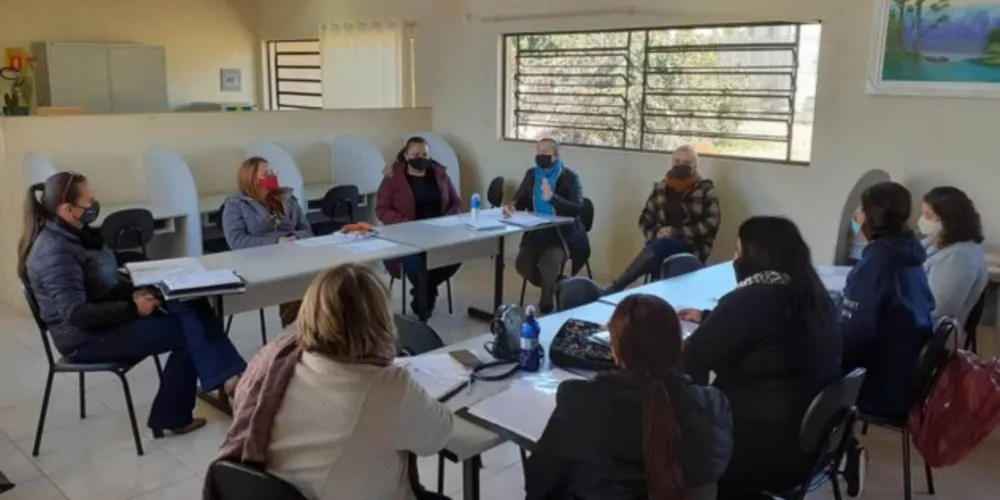 Profissionais que atuam nas Salas de Recursos participaram de reunião
