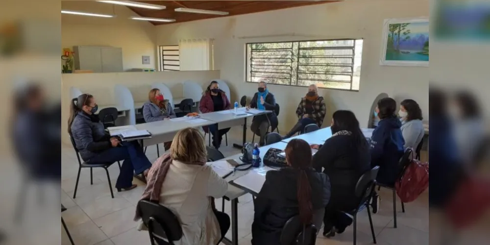 Profissionais que atuam nas Salas de Recursos participaram de reunião