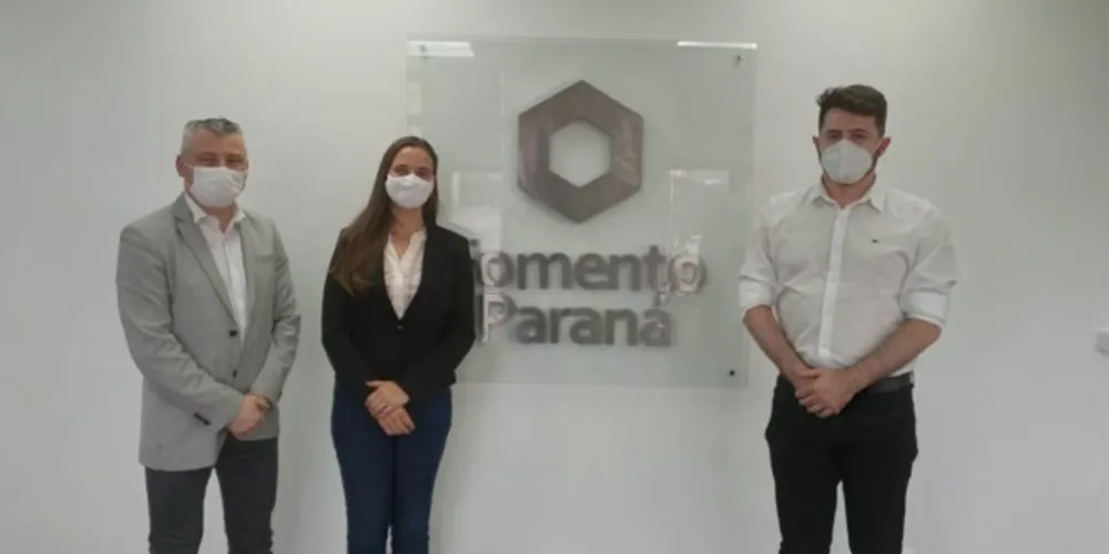 Secretária Luana Goularte esteve na sede da Fomento Paraná nesta semana