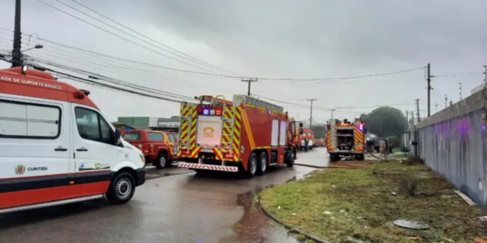 Quatro pessoas são socorridas em estado gravissímo após explosão em galpão de tiros na RMC