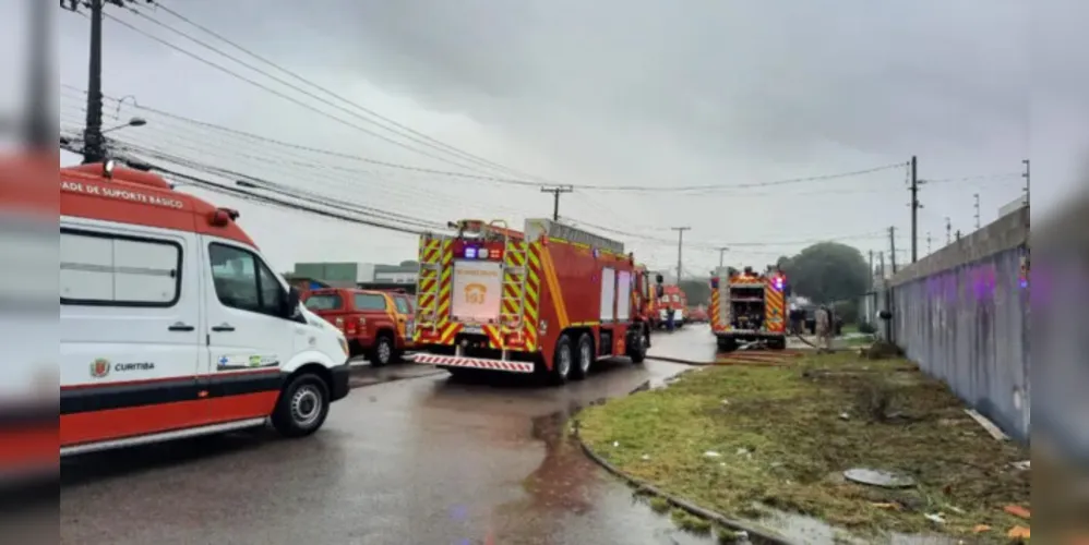 Quatro pessoas são socorridas em estado gravissímo após explosão em galpão de tiros na RMC