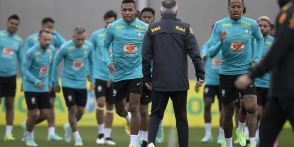Jogadores da Seleção Brasileira, embora insatisfeitos, confirmam participação no torneio.