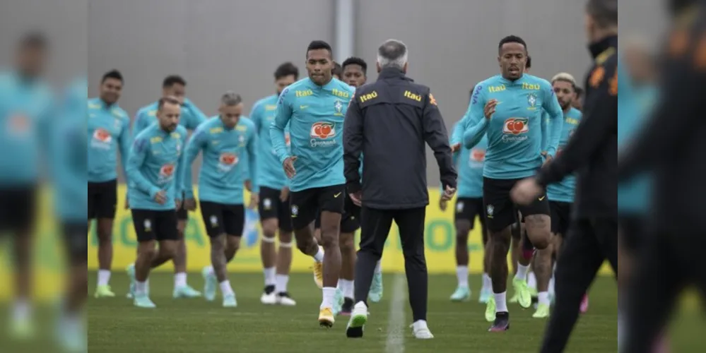 Jogadores da Seleção Brasileira, embora insatisfeitos, confirmam participação no torneio.