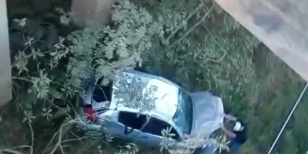 Duas mulheres e uma criança ficaram feridas. Corpo de Bombeiros e médicos do Samu atenderam os ocupantes do veículo no local do acidente