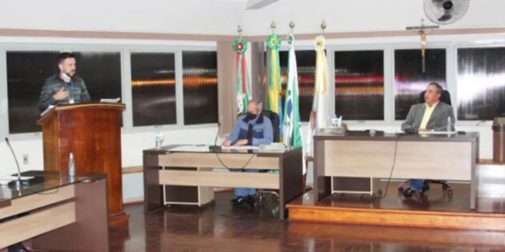 Representante foi convocado pelos vereadores para prestar esclarecimentos sobre a realização de obras na cidade