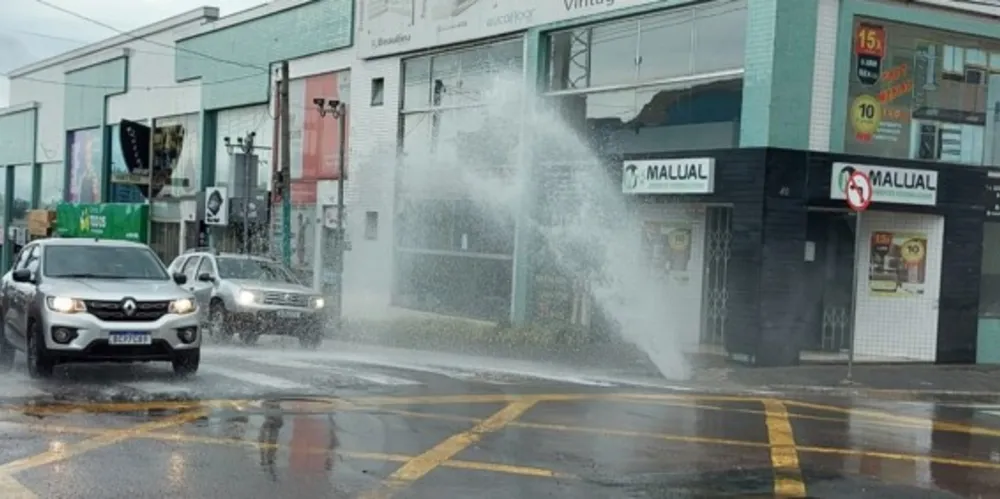 Imagem ilustrativa da imagem Cano estoura e rua de PG 'vira lavacar'; Confira fotos