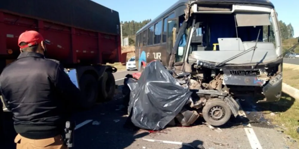 Imagem ilustrativa da imagem Carro atingido por ônibus era ocupado por casal