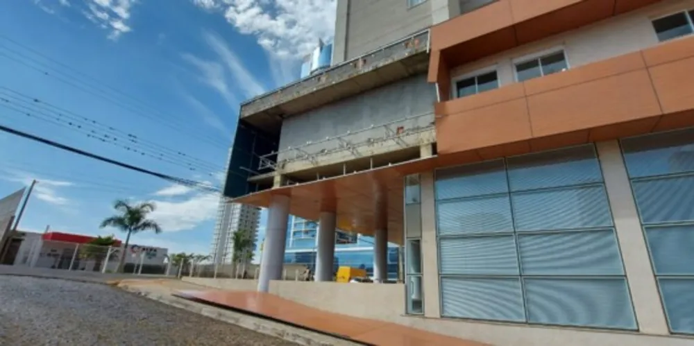 Imagem ilustrativa da imagem Vento forte derruba fachada de prédio em Oficinas
